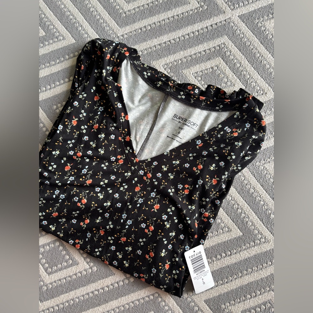 Favorite V-Neck Tunic Tee - Torrid - NWT - 0 - Picture 3 of 3